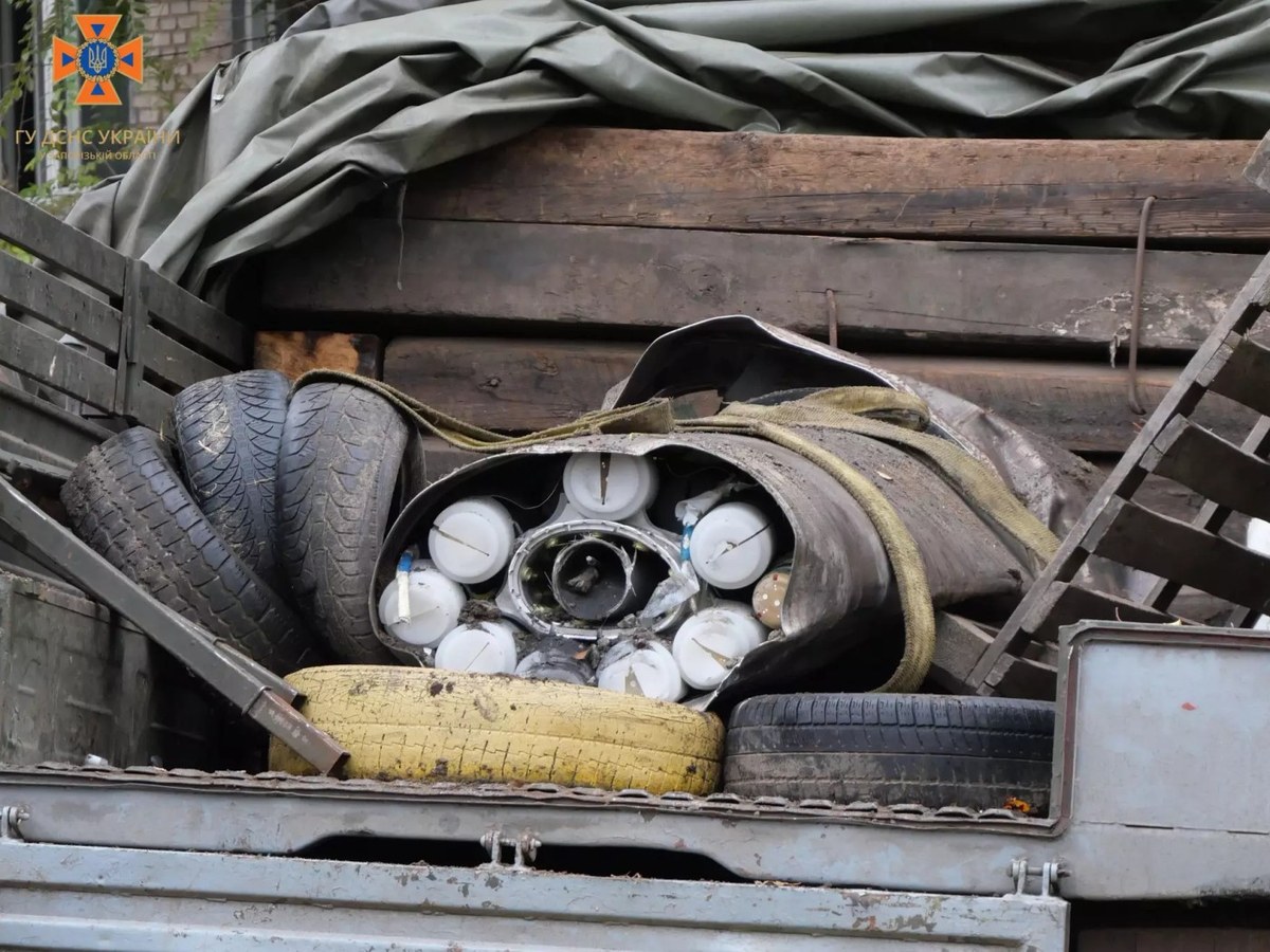 Remains identified as an Iskander-K cruise missile by Ukrainian emergency responders in Zaporizhzhia, 13 November 2022