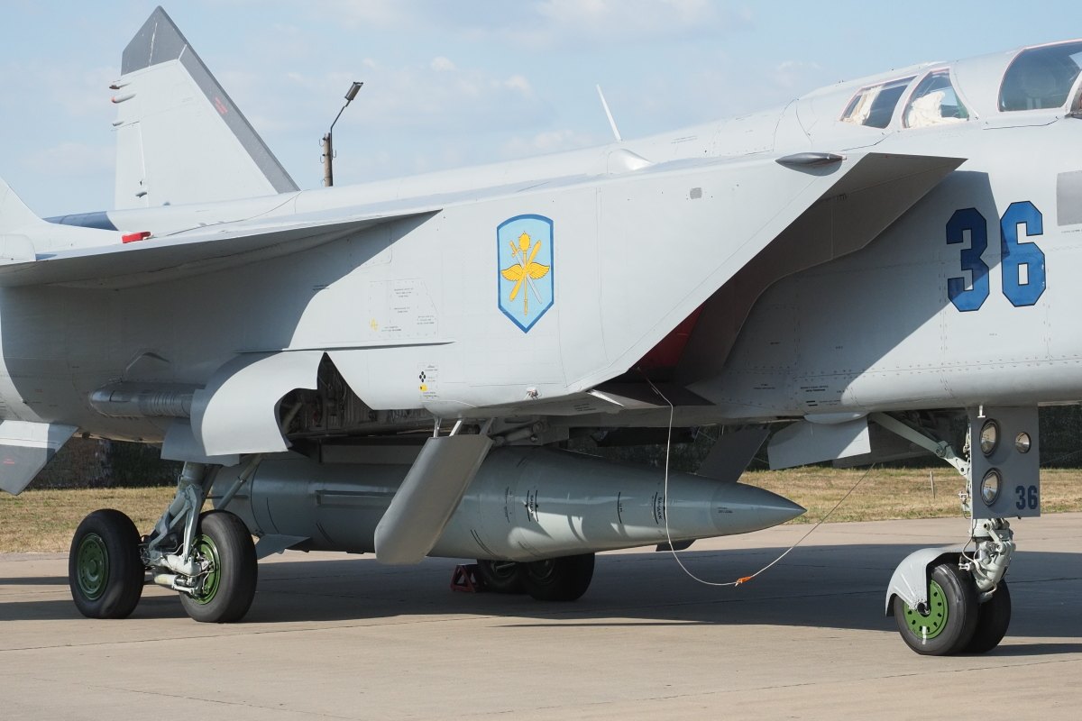 Kh-47M2 Kinzhal training mockup beneath a MiG-31K at Army-2022