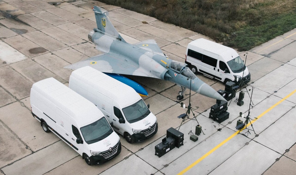 Ukrainian Mirage 2000-5F with support vehicles